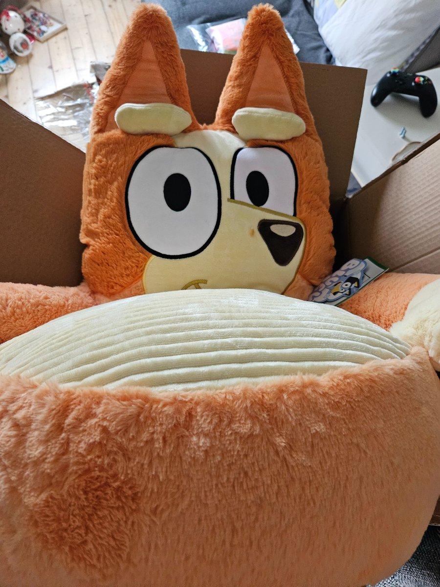 Spirit_Shroud's tweet photo. @johnlewishelp Wanna explain why this arrived with dried crisp on it? And why you've ignored me on multiple platforms for 3 days? So gross. https://t.co/e71Rh3DuPl