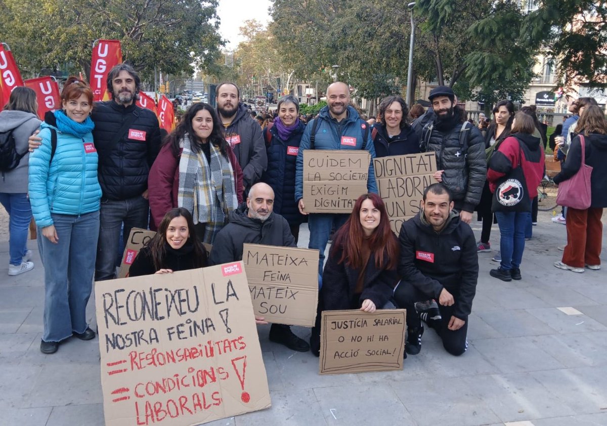 FundacioSERGI's tweet photo. Treballadores de @FundacioSERGI  en vaga per dignificar el #sectorsocial ✊🏽 https://t.co/rPSkIud9NQ