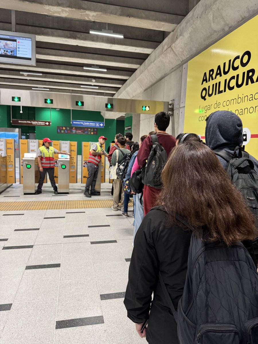 kariblv's tweet photo. @metrodesantiago Problemas para validar pasaje en metro plaza quilicura! https://t.co/kWNyF4zVPQ