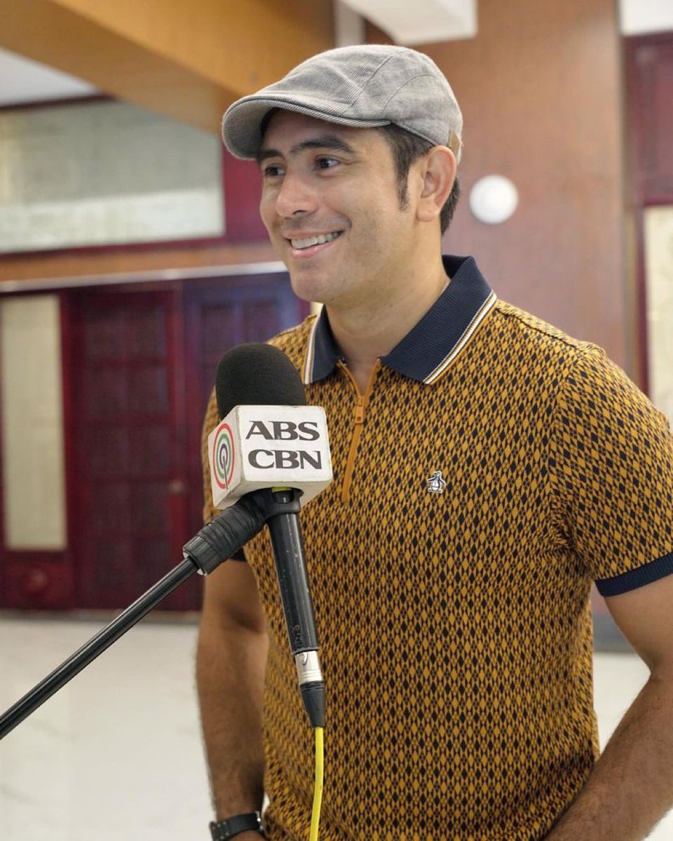 Our very own Aux. Capt. #GeraldAnderson was just awarded the LOCAL OUTSTANDING VOLUNTEERS’ AWARD by the Mayor of Quezon City, Joy Belmonte! 👏🏻 
We are very proud of you, Gerald! Keep on inspiring and being in the service of the Filipino! ♥️💙💚
#StarMagic
IG: starmagicphils