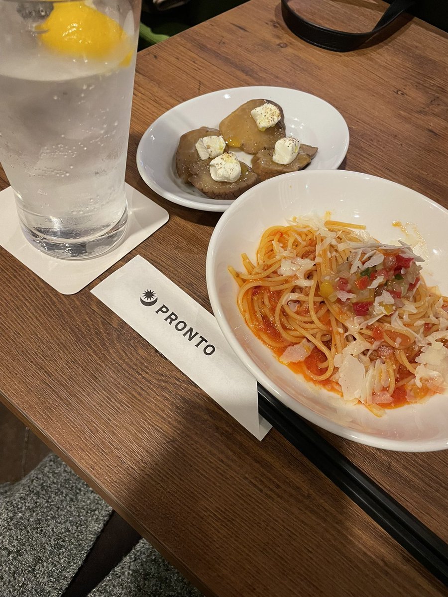 プロント好き❤️
コーヒーも好きだし、ちょい飲みもできるところがいい。
でもなんだこの組み合わせ笑笑
ワインにしろよ的なメニュー…。
喉乾いてたから量ある方選んじゃった。