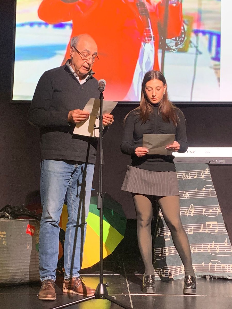 🤲Un centenar de persones han participat aquest dimecres en l'acte de commemoració del Dia Internacional del Voluntariat.

🤡L'acte ha comptat amb l'actuació del pallasso Pep Callau i el grup musical Pepsicolen <a href="/psfcwb/">PallassosSenseFronteres</a>  

👉Fes-te voluntari/a! <a href="/Ofvoluntariatsc/">Oficina Voluntariat</a> 

<a href="/Nuriolfarma/">Núria Fdez i Galofré ll*ll</a>