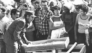 CubaCubacons's tweet photo. Y como no felicitar este 5 de diciembre al constructor mayor de nuestra obra de mejoramiento humano, el Comandante en Jefe de la Revolución Cubana. 
#DesdeLosCimientosConstruimos #RevolucionEsConstruir #ConstruyendoElFuturo https://t.co/0e2Pm715sK