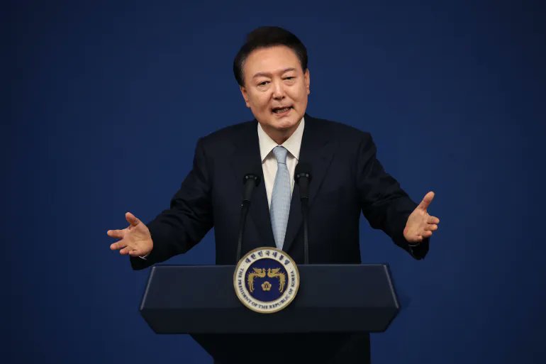 Bewoke0's tweet photo. South Korea’s Yoon focus of police ‘treason’ probe over martial law chaos
Complaints submitted with police accuse the president and other officials of ‘treason’ for declaring martial law. #riyadh #kornodenieve #SouthKoreaMartialLaw https://t.co/78DM6yjjLL