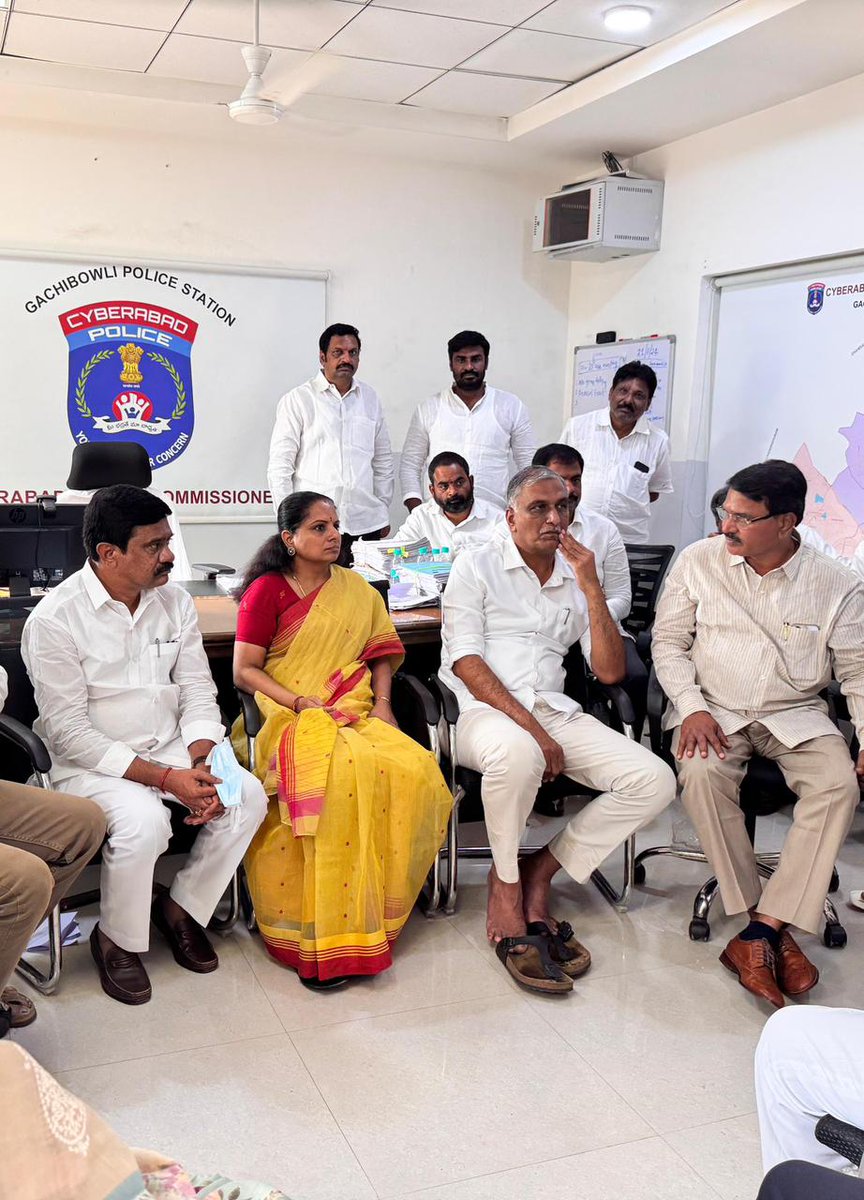 MekaLalitha's tweet photo. గచ్చిబౌలి పోలీస్ స్టేషన్ కి చేరుకున్న ఎమ్మెల్సీ @RaoKavitha అక్క...
#protestIsDemocraticRight #CongressFailedTelangana #RandaRevanth #RandaCM https://t.co/5OplE8LPfM