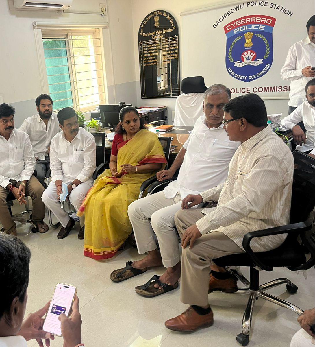 MekaLalitha's tweet photo. గచ్చిబౌలి పోలీస్ స్టేషన్ కి చేరుకున్న ఎమ్మెల్సీ @RaoKavitha అక్క...
#protestIsDemocraticRight #CongressFailedTelangana #RandaRevanth #RandaCM https://t.co/5OplE8LPfM