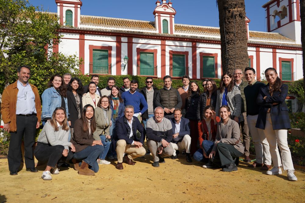 Hemos celebrado en la Hacienda Guzmán el Curso de Cultura Empresarial y Negocio de Acesur, actividad organizada por el departamento de Recursos Humanos, a la que asistieron las personas que se han unido a la compañía en 2024. Un día básico para entender el negocio y la empresa.