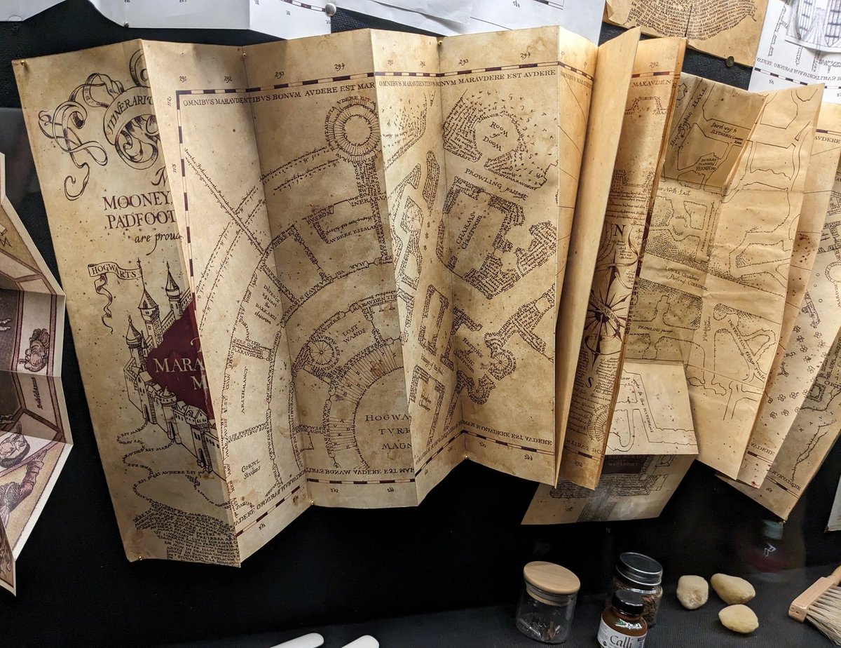 ハリーポッターに出てくる忍びの地図の表紙には、ITINERARIUM MARAUDENTIUMと書かれています。  最初の語はラテン語で「旅行ガイド」で、次の語はmaraud「略奪目的でうろつく」という英語をラテン語の動詞maraudereのように扱って、「略奪目的でうろつく者たちの」という  ...