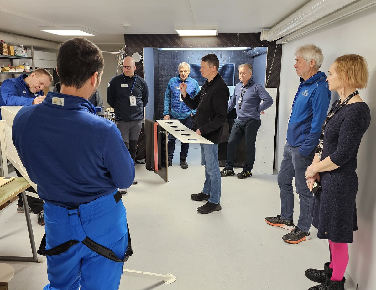 Tänään välipäivä kisoista ja niinpä yritysvierailulla Kurvisen elektronisiin taulujärjestelmiin ja niiden kehitystyöhön tutustumassa kansainvälisen ampumahiihtoliiton väen kanssa. On meillä kovaa erityisosaamista.