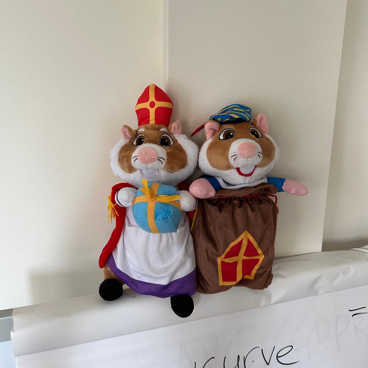 Vandaag werken onder het toeziend oog van twee guiten
Het is hier binnen beter dan buiten
Maar vanavond moeten ze toch op het dak door de regen
Pakjesavond mogen ze natuurlijk niet vergeten