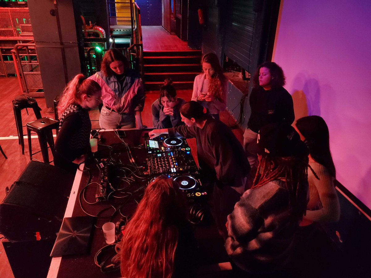 LGiroldini's tweet photo. « Les femmes s’engagent », dispositif pour plus d’égalité dans les musiques actuelles, propose des ateliers d’initiation au mix en mixité choisie à la Machine du Moulin Rouge. On y était !

✒️ https://t.co/Mf3ojFMYIu https://t.co/kS4zUf7iLc