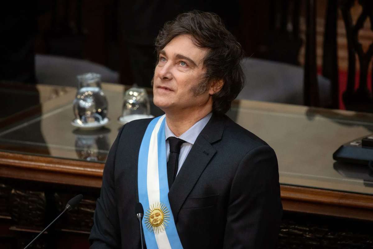 la_france_sur_x's tweet photo. Le président argentin Javier Milei met fin aux aides sociales gratuites pour les migrants, supprimant l'accès gratuit aux soins de santé pour les étrangers et ordonnant l'expulsion automatique des individus étrangers condamnés pour des crimes.

Approuvez-vous ou condamnez-vous cela ?
A. J'approuve 
B. Je condamne 

🤍 Merci pour vos suivis sur X, cela nous donne de la visibilité 🙏 Nous vous suivons en retour 👌