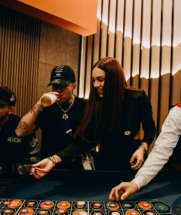 "TRABAJO"                                                "TRAICION"

🗣️🗣️🚫🚫