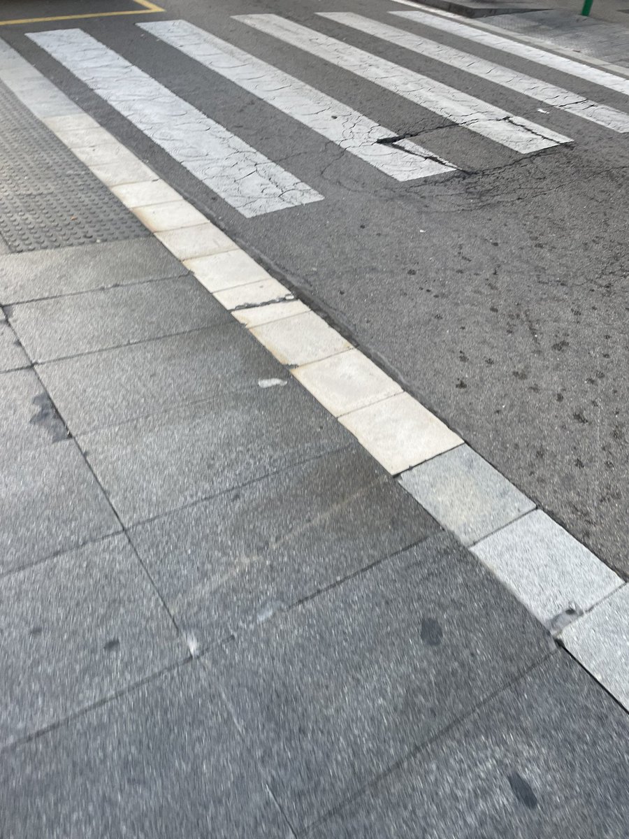 Torrassa12CA's tweet photo. Hola @LHAjuntament 

Camí escolar segur? 

Rambla Catalana cantonada carrer Santiago Apóstol @EscolaSantJaume @escolaSRC @familiesMontessori 

Collblanc- La Torrassa 

Tres mesos sense solucions https://t.co/IA1LOvCnwU