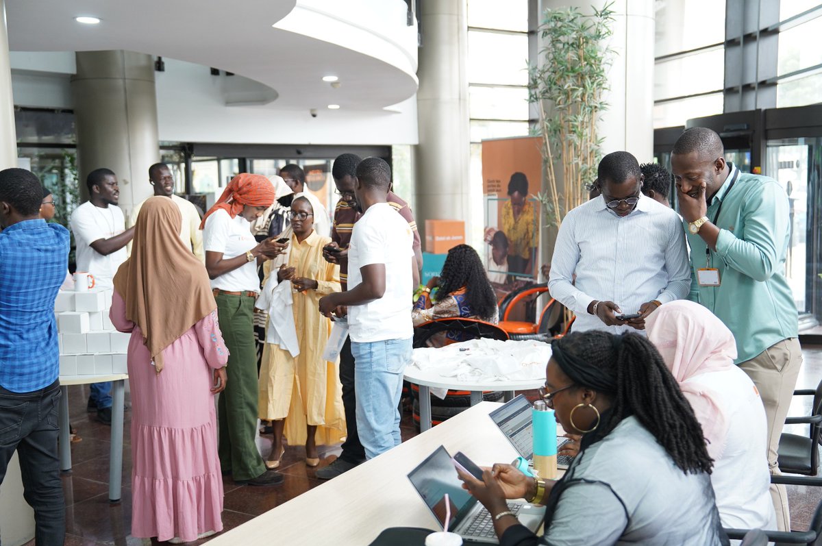 GroupeSonatel's tweet photo. #JourneeMondialeDuBenevolat 
Aujourd’hui, nous rendons hommage aux 4200 salariés bénévoles d’Orange en Afrique dont les actions solidaires ont transformé la vie de plus de 18 millions de personnes. 
Merci à nos collaborateurs pour leur dévouement et pour incarner, chaque jour, nos valeurs de solidarité et de partage. 
Unis, faisons la différence !

#OrangeEngageforChange 
#AmalNjariñAskanWi
@orangeafrica