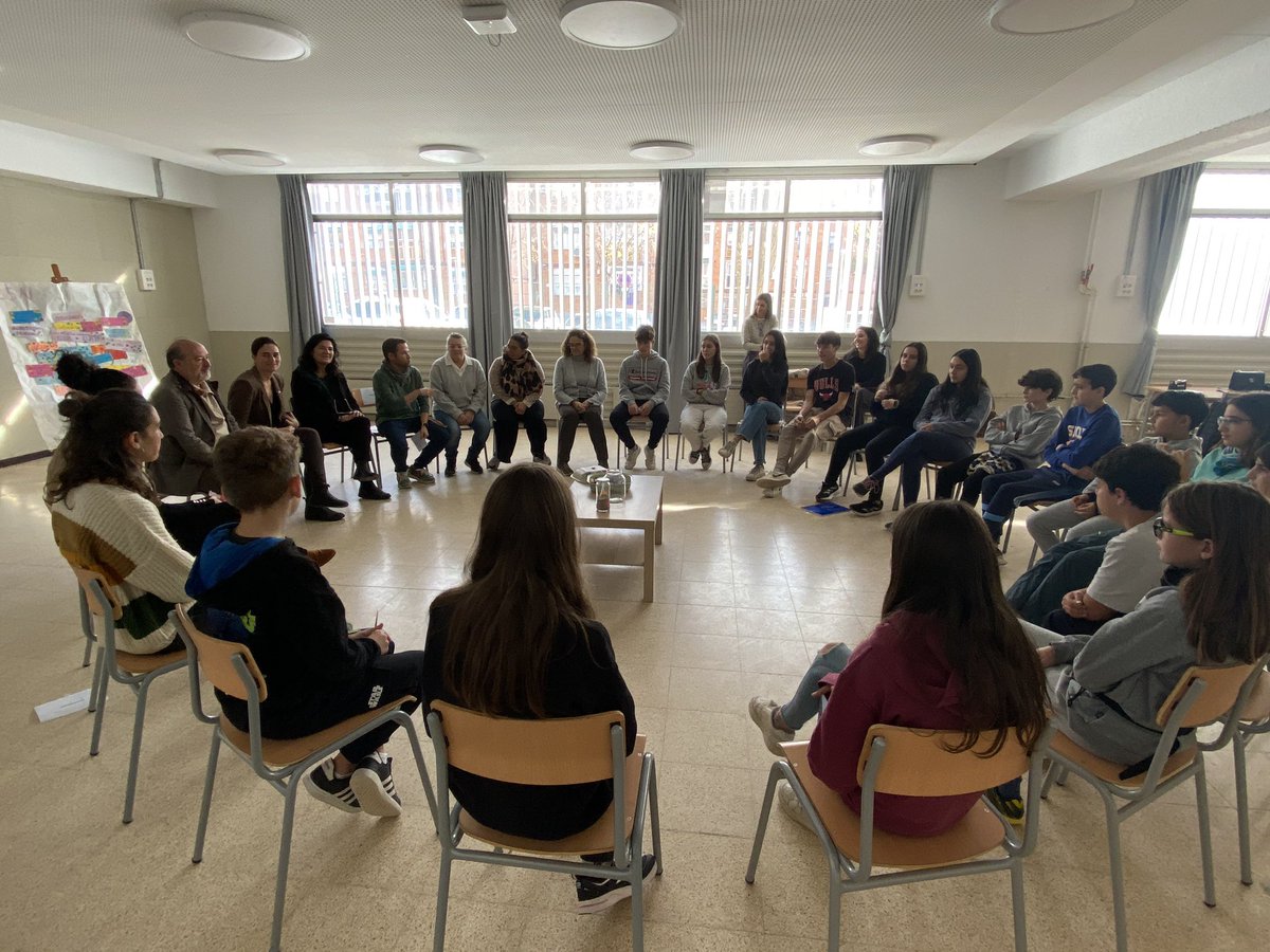 inscanoriac's tweet photo. Avui la Directora general de Bon Govern, Innovació i Qualitat Democràtiques de la Generalitat @governobertcat, la Lara Torres @lara_tll ens ha visitat  per a fer l’entrega del Premi Participa a l’Escola. Alumnat, famílies i professorat ha participat d’un acte molt entranyable. https://t.co/3A5ev9Gcna