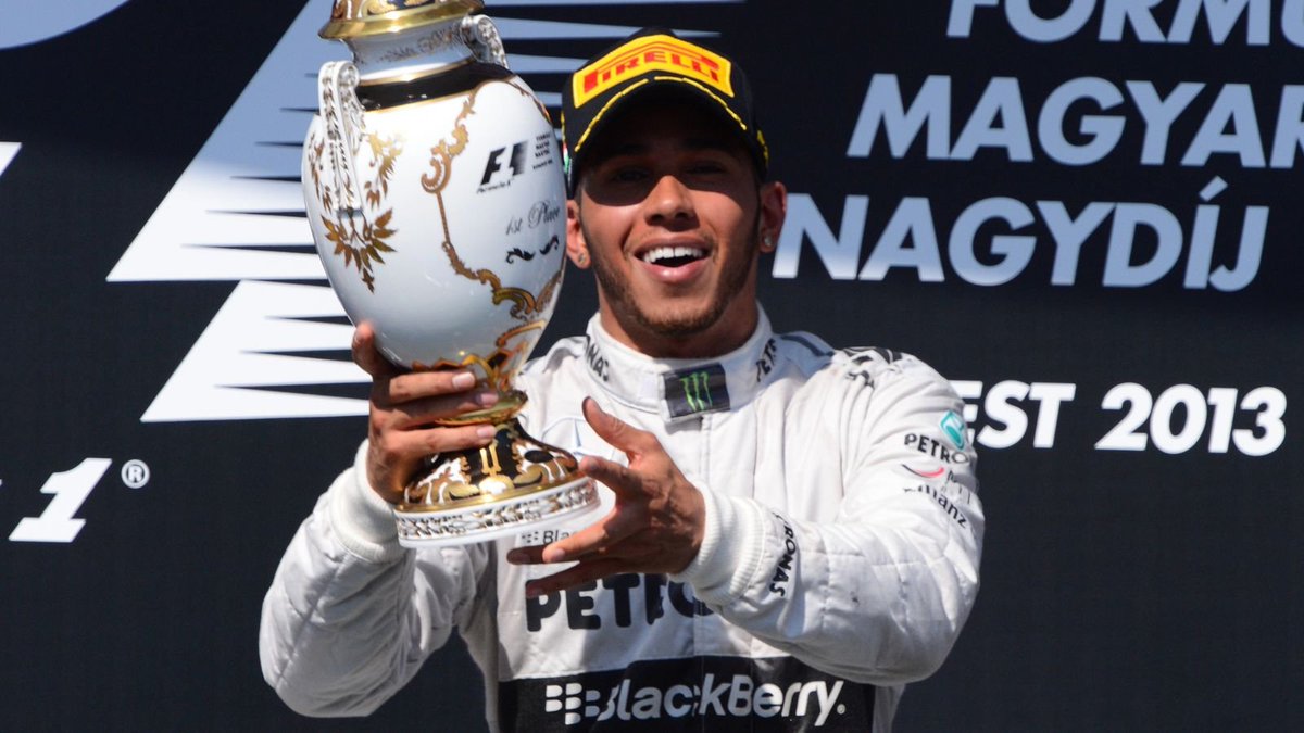 blog_formula1's tweet photo. ⭐️ LEWIS HAMILTON: LENDA. GÊNIO. ÍCONE. ⭐️

Os números de SIR LEWIS HAMILTON durante a sua estadia na Mercedes. 

Simplesmente batendo todos os recordes de um piloto numa mesma equipe:

Títulos: 6 (RECORDE)
Vitórias: 84 (RECORDE)
Pole positions: 78 (RECORDE)
Pódios: 153 (RECORDE)
Voltas rápidas: 55 (RECORDE)
GPs disputados: 254 (RECORDE)

LENDA. GÊNIO. ÍCONE.