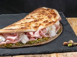 YoStoConTarabas's tweet photo. POST D'APPREZZAMENTO PER LE PIADINE PERCHÉ SONO IL CIBO DEGLI DEI https://t.co/DArvD6bMRU