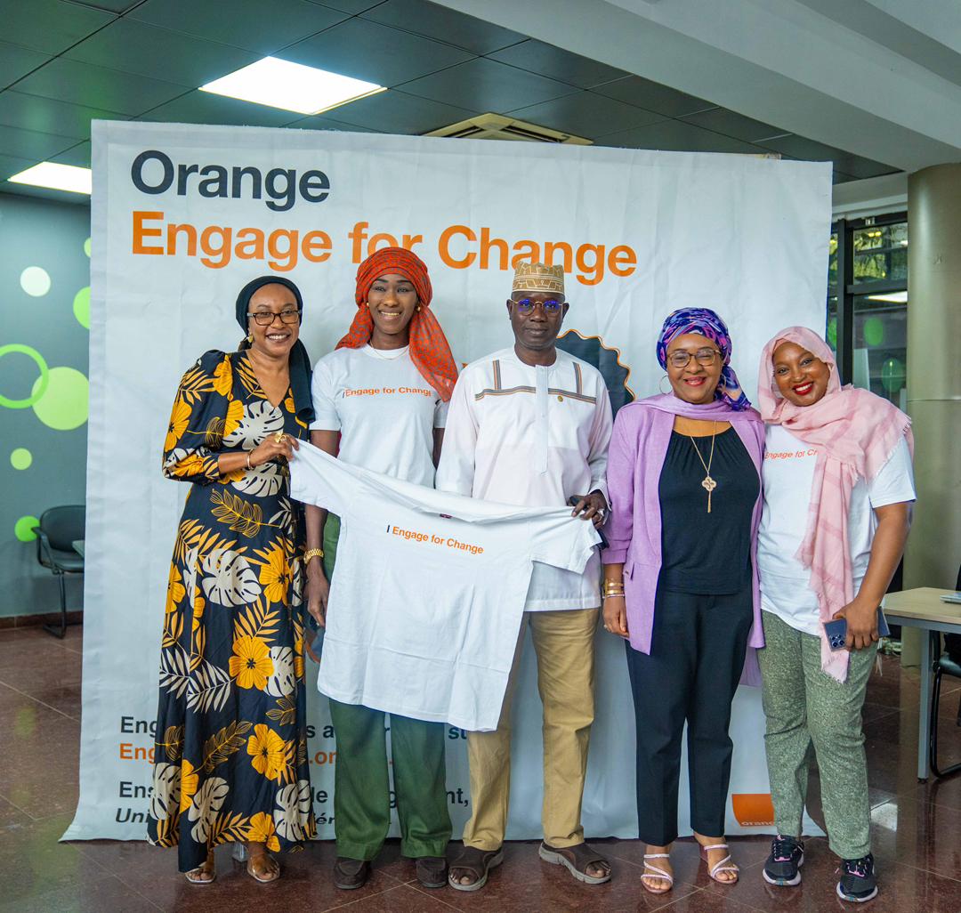 GroupeSonatel's tweet photo. #JourneeMondialeDuBenevolat 
Aujourd’hui, nous rendons hommage aux 4200 salariés bénévoles d’Orange en Afrique dont les actions solidaires ont transformé la vie de plus de 18 millions de personnes. 
Merci à nos collaborateurs pour leur dévouement et pour incarner, chaque jour, nos valeurs de solidarité et de partage. 
Unis, faisons la différence !

#OrangeEngageforChange 
#AmalNjariñAskanWi
@orangeafrica
