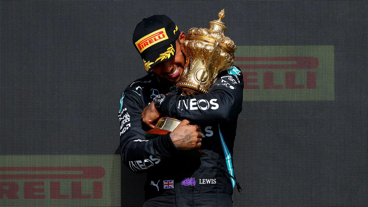 blog_formula1's tweet photo. ⭐️ LEWIS HAMILTON: LENDA. GÊNIO. ÍCONE. ⭐️

Os números de SIR LEWIS HAMILTON durante a sua estadia na Mercedes. 

Simplesmente batendo todos os recordes de um piloto numa mesma equipe:

Títulos: 6 (RECORDE)
Vitórias: 84 (RECORDE)
Pole positions: 78 (RECORDE)
Pódios: 153 (RECORDE)
Voltas rápidas: 55 (RECORDE)
GPs disputados: 254 (RECORDE)

LENDA. GÊNIO. ÍCONE.