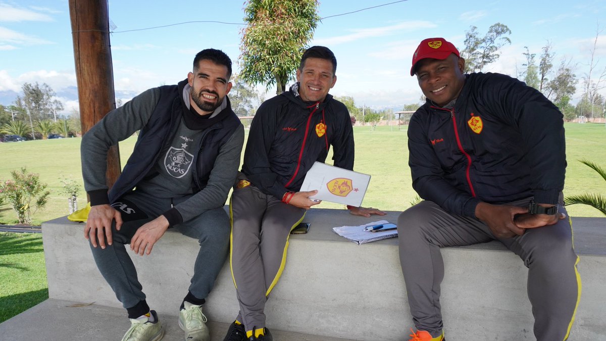 Aucas45's tweet photo. 😃⚽️ Hasta el final con alegría 😃⚽️
#VamosAucas
#Final2024
🟡🔴🔝🤙✌️ https://t.co/KnGGihvK14