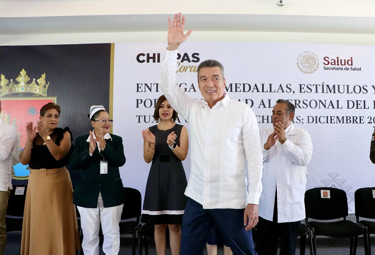 Destaca <a href="/RutilioEscandon/">Rutilio Escandón</a> pago de más de 18 mil mdp en deudas que arrastraba el sector salud. El gobernador entregó medallas, estímulos y reconocimientos por antigüedad al personal del Instituto de Salud del Estado.