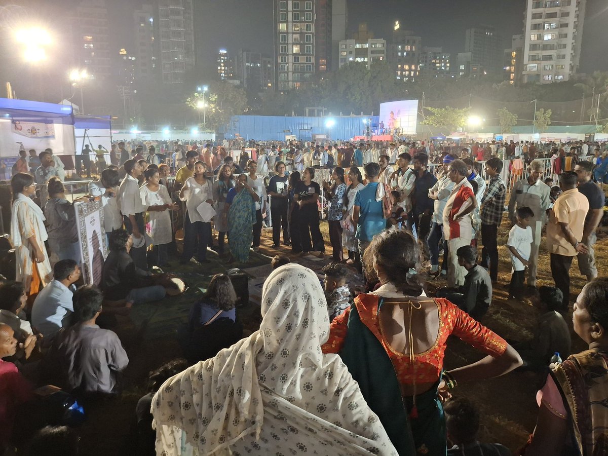 AnubhutiTrust's tweet photo. Youth cultural leaders of #BadlacheParvKalaManch are at #Dadar #Chaityabhoomi 
Experiencing the privilege of engaging with hundreds of followers of #DrBabasahebAmbedkar on occasion of #MahaparinirvanDiwas https://t.co/OGo5cFKoCX