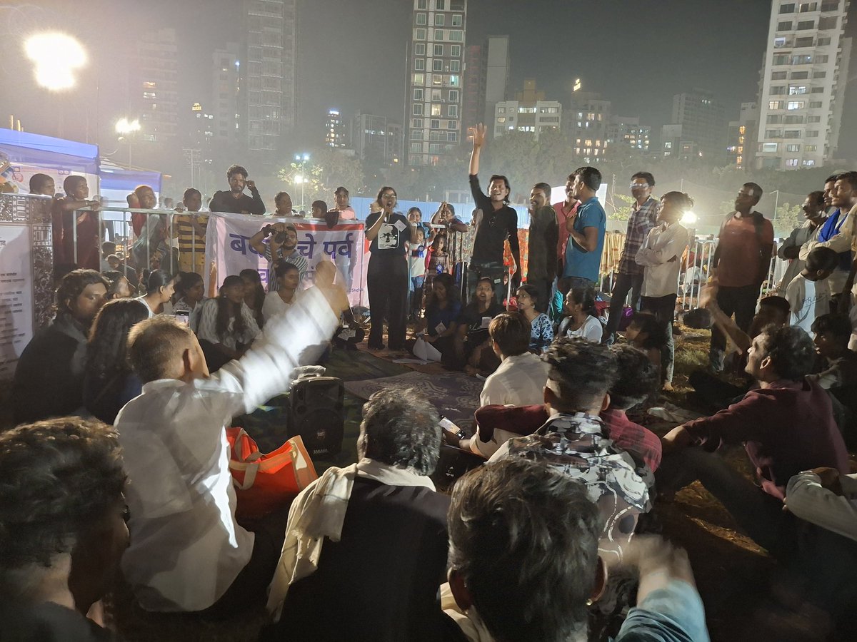 AnubhutiTrust's tweet photo. Youth cultural leaders of #BadlacheParvKalaManch are at #Dadar #Chaityabhoomi 
Experiencing the privilege of engaging with hundreds of followers of #DrBabasahebAmbedkar on occasion of #MahaparinirvanDiwas https://t.co/OGo5cFKoCX