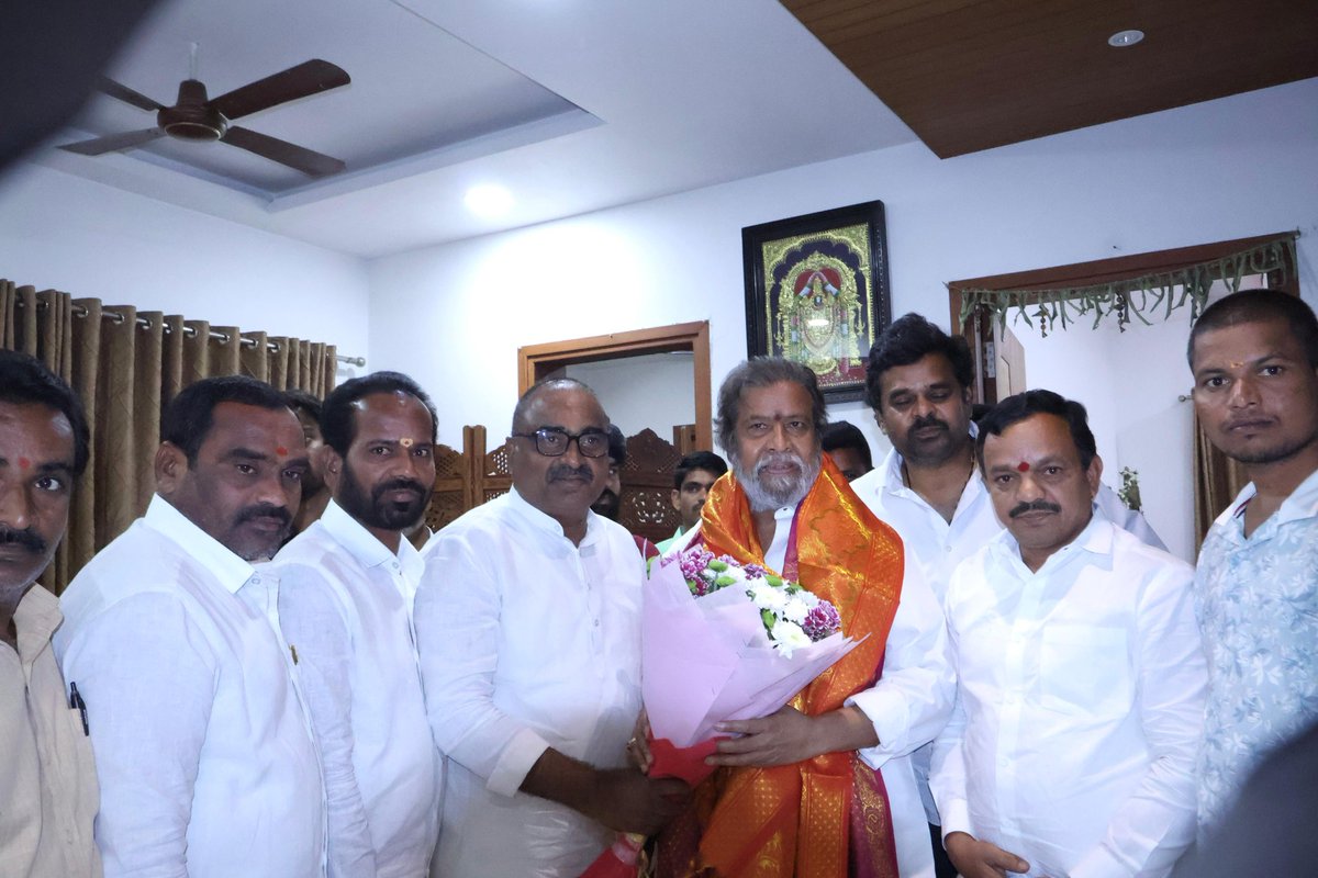 AnjannaCongress's tweet image. నేడు రాష్ట్ర వైద్య కుటుంబ సంక్షేమ మరియు శాస్త్ర సాంకేతిక శాఖామాత్యులు  గా!!శ్రీ దామోదర్ రాజనర్సింహ గారి జన్మదిన సందర్భంగా సంగారెడ్డి లోని తన స్వగృహంలో  మర్యాదపూర్వంకంగా కలిసి జన్మదిన శుభాకాంక్షలు తెలిపినారు.

@DamodarCilarapu #Dccmedak #narsapur