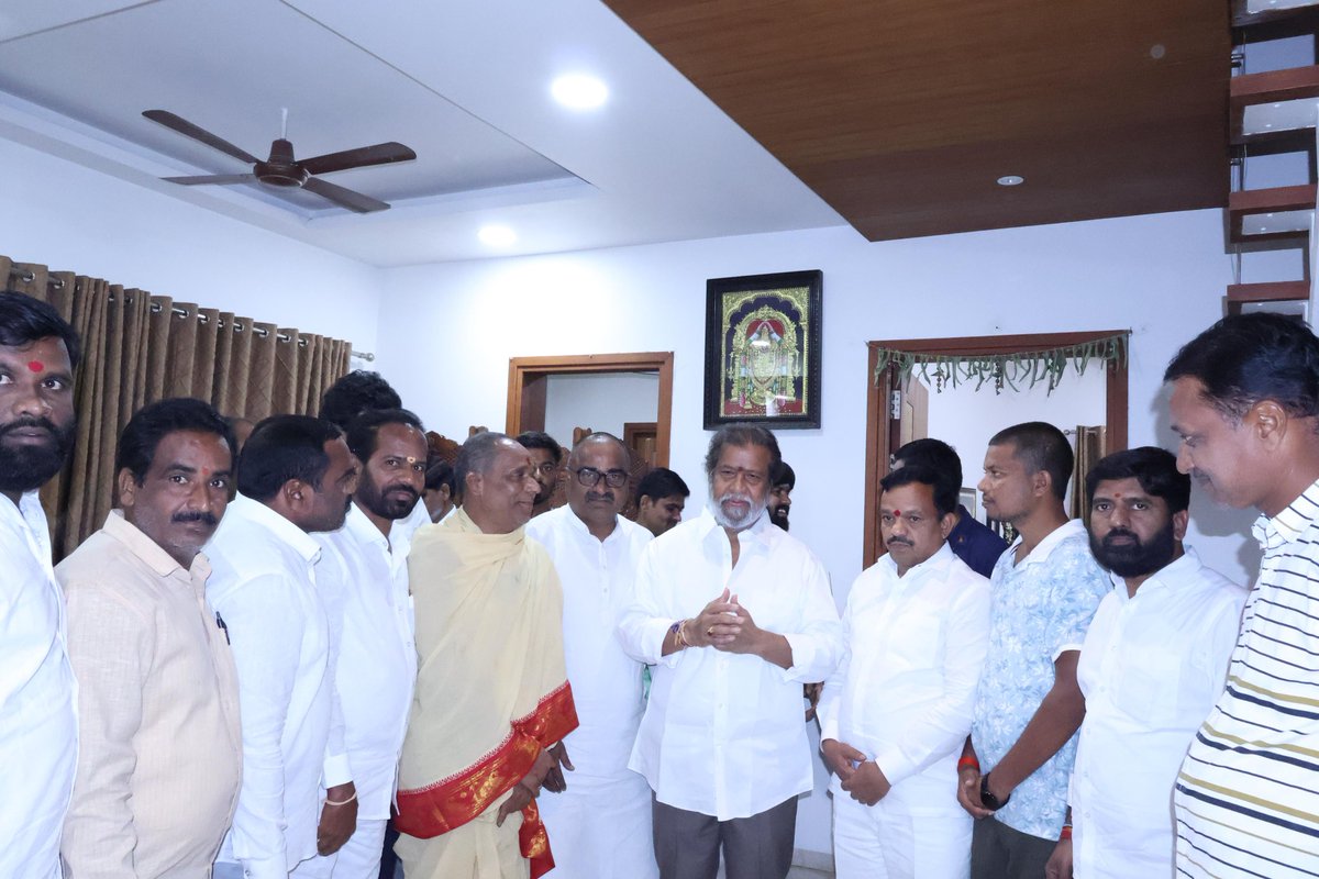 AnjannaCongress's tweet image. నేడు రాష్ట్ర వైద్య కుటుంబ సంక్షేమ మరియు శాస్త్ర సాంకేతిక శాఖామాత్యులు  గా!!శ్రీ దామోదర్ రాజనర్సింహ గారి జన్మదిన సందర్భంగా సంగారెడ్డి లోని తన స్వగృహంలో  మర్యాదపూర్వంకంగా కలిసి జన్మదిన శుభాకాంక్షలు తెలిపినారు.

@DamodarCilarapu #Dccmedak #narsapur