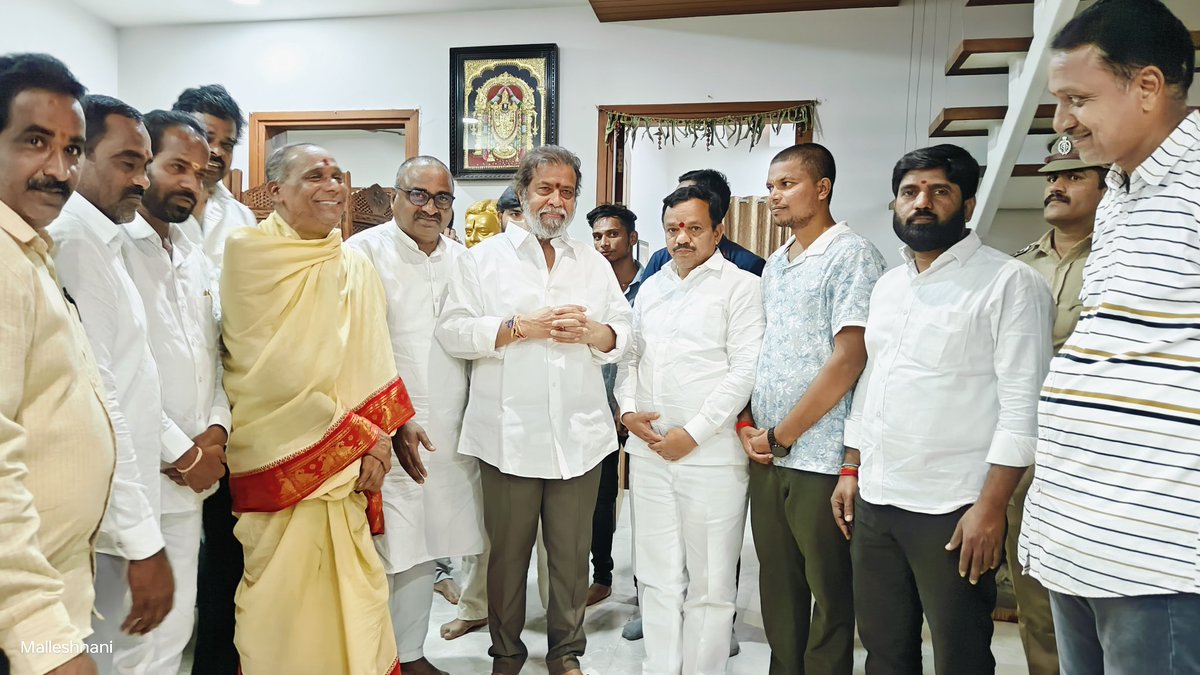 AnjannaCongress's tweet image. నేడు రాష్ట్ర వైద్య కుటుంబ సంక్షేమ మరియు శాస్త్ర సాంకేతిక శాఖామాత్యులు  గా!!శ్రీ దామోదర్ రాజనర్సింహ గారి జన్మదిన సందర్భంగా సంగారెడ్డి లోని తన స్వగృహంలో  మర్యాదపూర్వంకంగా కలిసి జన్మదిన శుభాకాంక్షలు తెలిపినారు.

@DamodarCilarapu #Dccmedak #narsapur