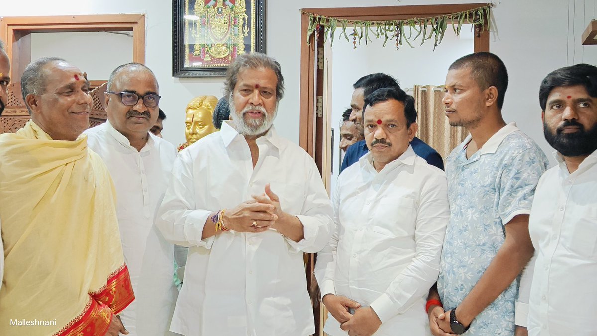 AnjannaCongress's tweet image. నేడు రాష్ట్ర వైద్య కుటుంబ సంక్షేమ మరియు శాస్త్ర సాంకేతిక శాఖామాత్యులు  గా!!శ్రీ దామోదర్ రాజనర్సింహ గారి జన్మదిన సందర్భంగా సంగారెడ్డి లోని తన స్వగృహంలో  మర్యాదపూర్వంకంగా కలిసి జన్మదిన శుభాకాంక్షలు తెలిపినారు.

@DamodarCilarapu #Dccmedak #narsapur