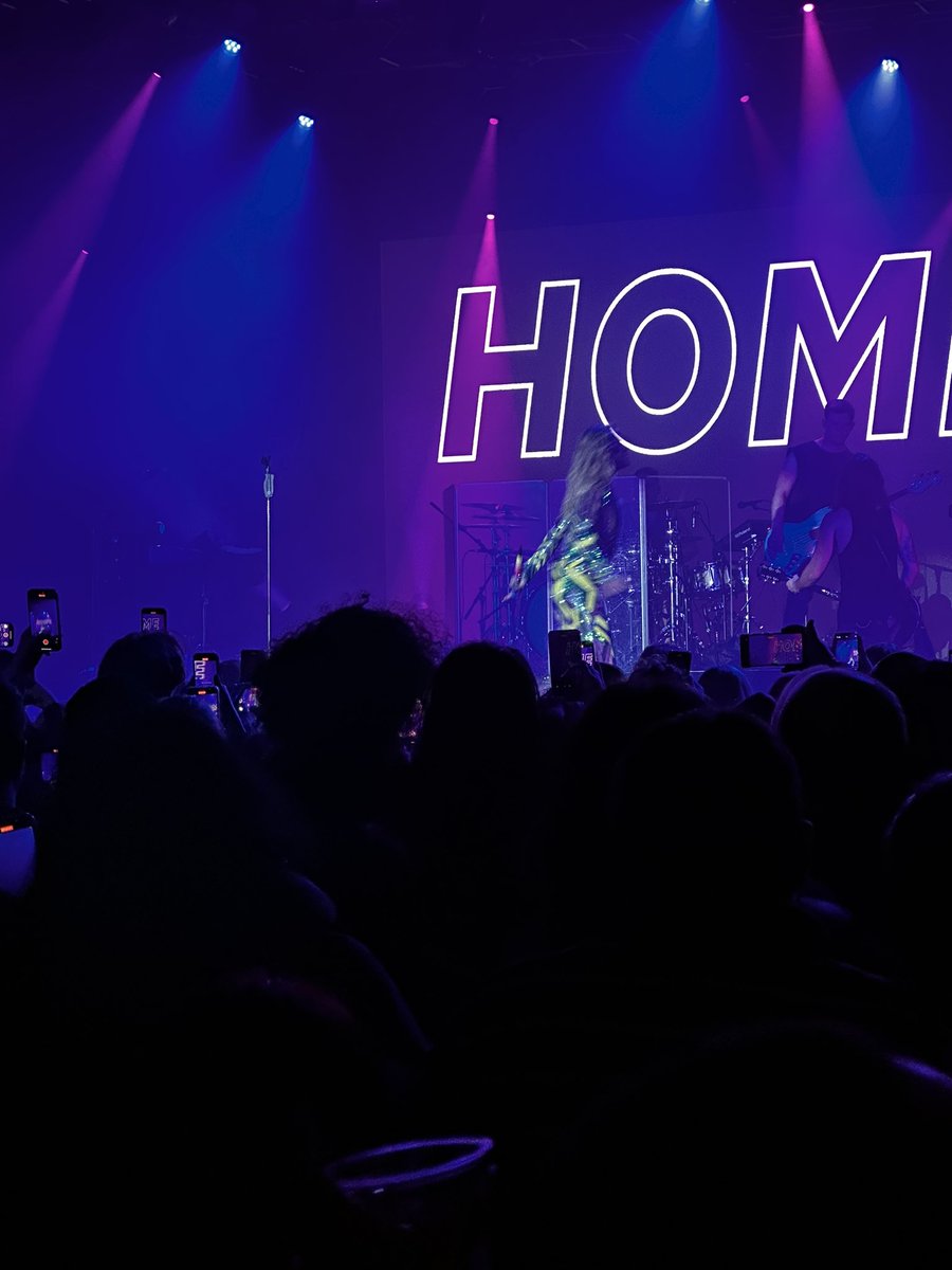 mayara_cestari's tweet photo. Fotos do show de ontem do @tokiohotel no #PalladiumTimesSquare!! https://t.co/BGbUOXwCo6