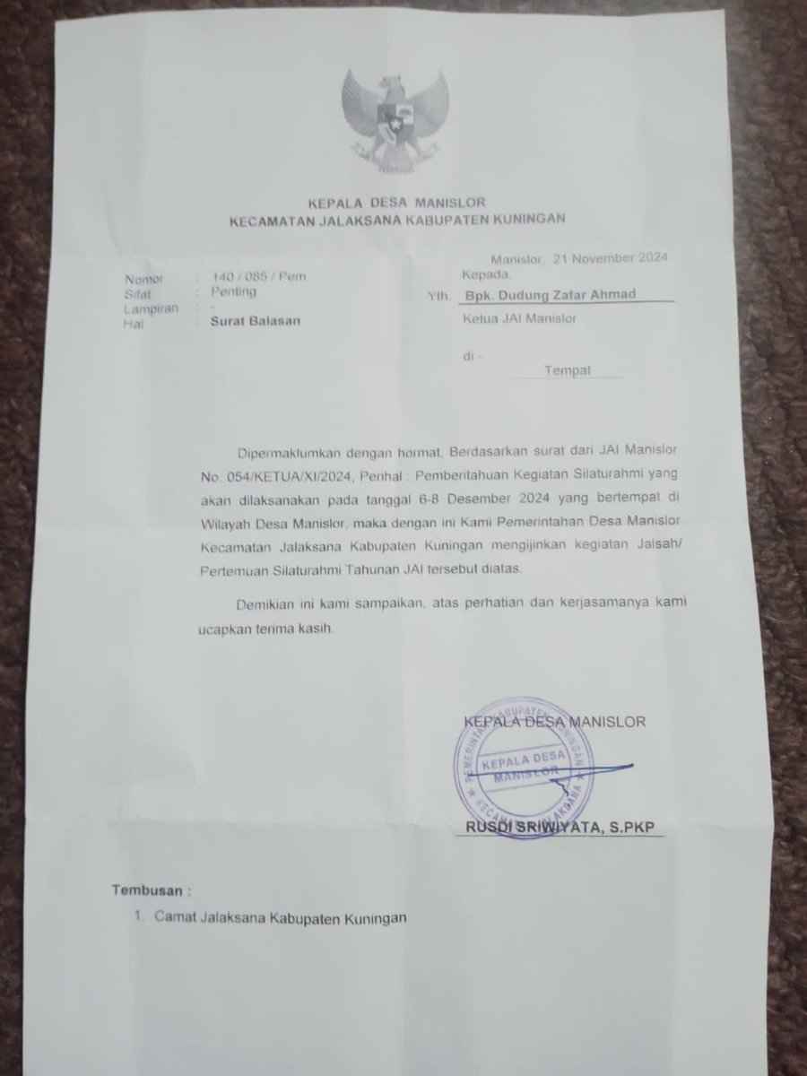 aselinaufal's tweet photo. Pengajian Jalsah salanah (Silaturahim) Jemaat Ahmadiyah di Manislor, Kab Kuningan itu legal dan berijin. Juga dilindungi oleh Undang-Undang. Kok @DivHumas_Polri malah mau bubarin?  Gimana ini Kapolri @ListyoSigitP anggotanya kok tidak menegakan konstitusi? https://t.co/rUGMEGEGpV