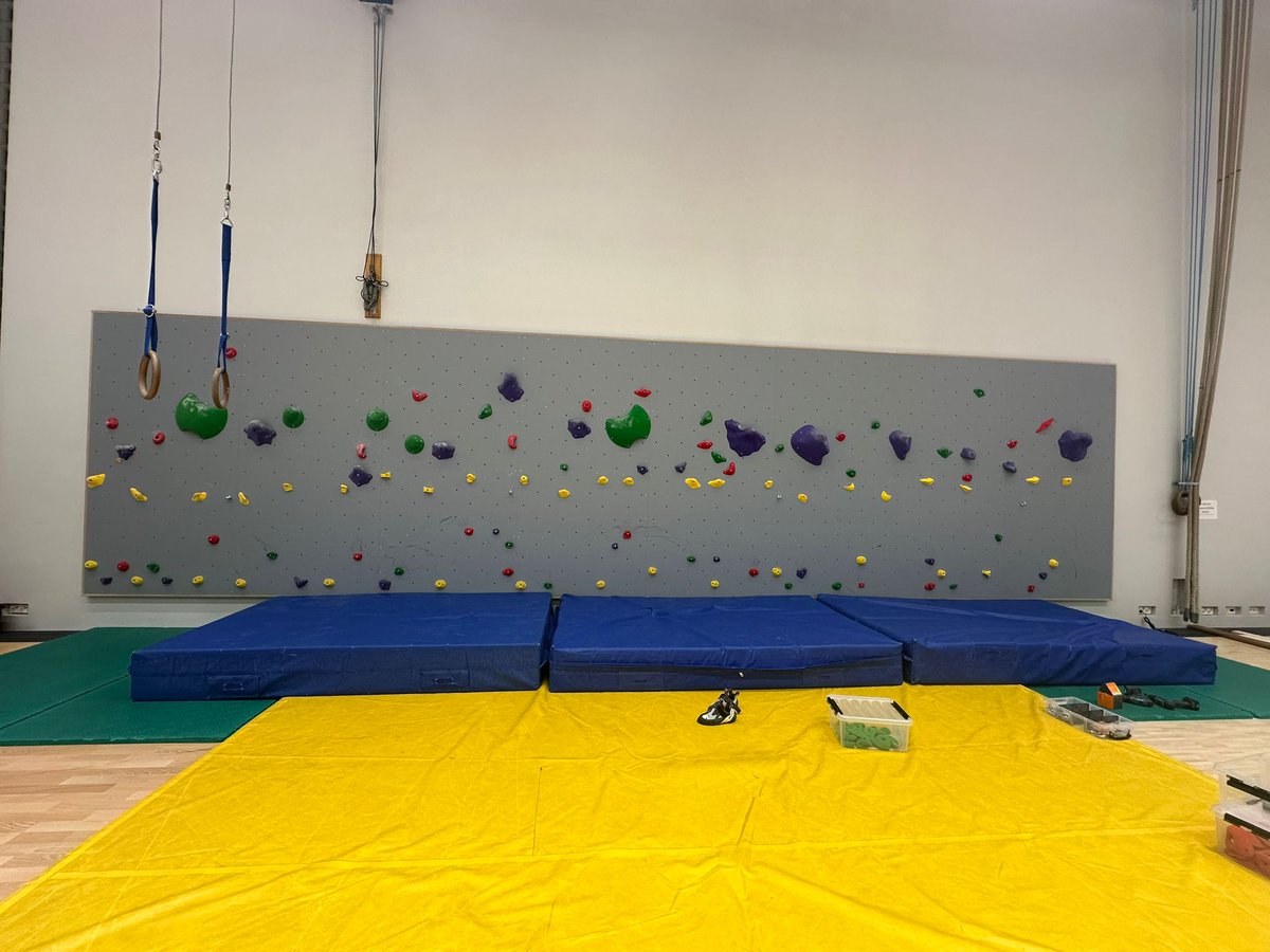 Kiipeilyseinä on valmistunut norssin liikuntasaliin!  Uusien, innovatiivisten, aktiivisuutta ja osallisuutta vahvistavien  oppimisympäristöjen tutkiva ja kokeileva kehittäminen on tärkeä osa harjoittelukoulujen tehtävää. <a href="/enorssi/">eNORSSI/FTTS</a> @oklrauma <a href="/raumafi/">Rauman kaupunki</a> #kiipeilyseinä