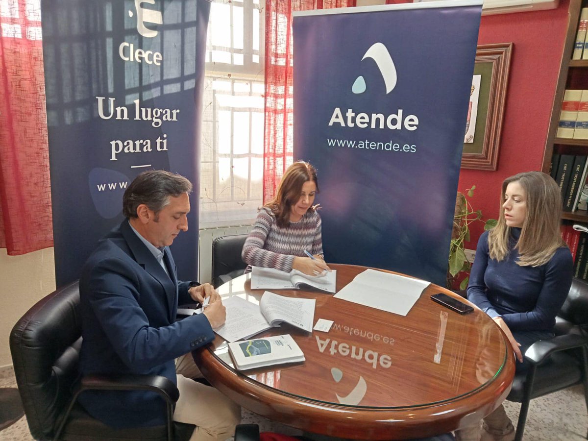 Firmamos un convenio de colaboración junto a CLECE, S.A. y el Ayuntamiento de Cájar con el objetivo de promover la inserción laboral de los colectivos vulnerables del sector de limpieza.

#Clece #Atende #Cájar #Convenio #Empleo