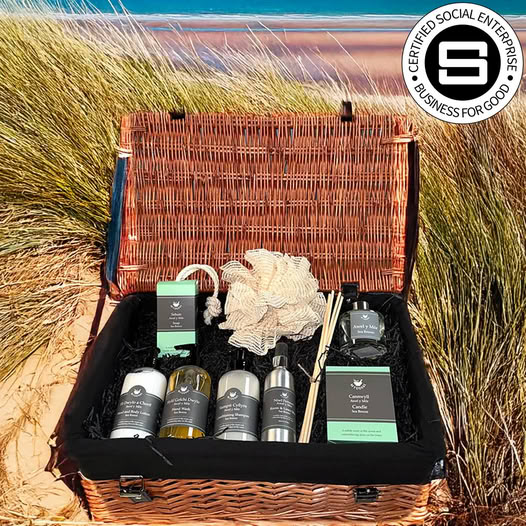 🌊 Deluxe Awel y Môr Hamper

Luxurious, ethical, and natural, featuring Sea Breeze scents of moss, kelp &amp; ocean tangles. 🎁

✔️ Vegan &amp; Cruelty-Free
✔️ Free UK Shipping
Perfect for gifting. Also in Sinsir Twym (Warm Ginger).
👉 Shop now

#GiftFromWales #EthicalLuxury