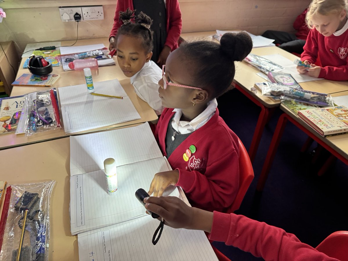 staugustinesNG3's tweet image. Year 3 had a great afternoon discovering how our shadows change throughout the day using torches! Amazing collaborative learning💡👥
#ScienceAtStA’s