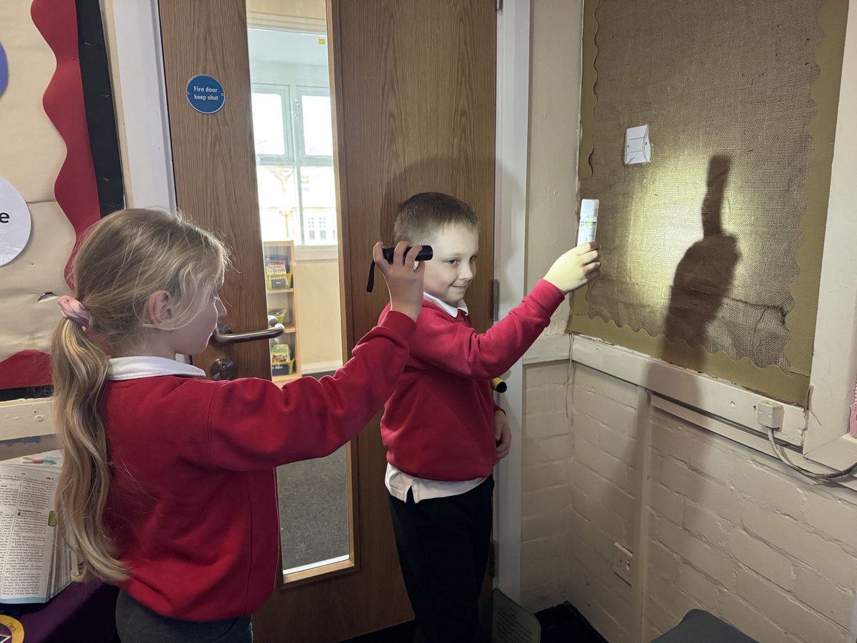staugustinesNG3's tweet image. Year 3 had a great afternoon discovering how our shadows change throughout the day using torches! Amazing collaborative learning💡👥
#ScienceAtStA’s