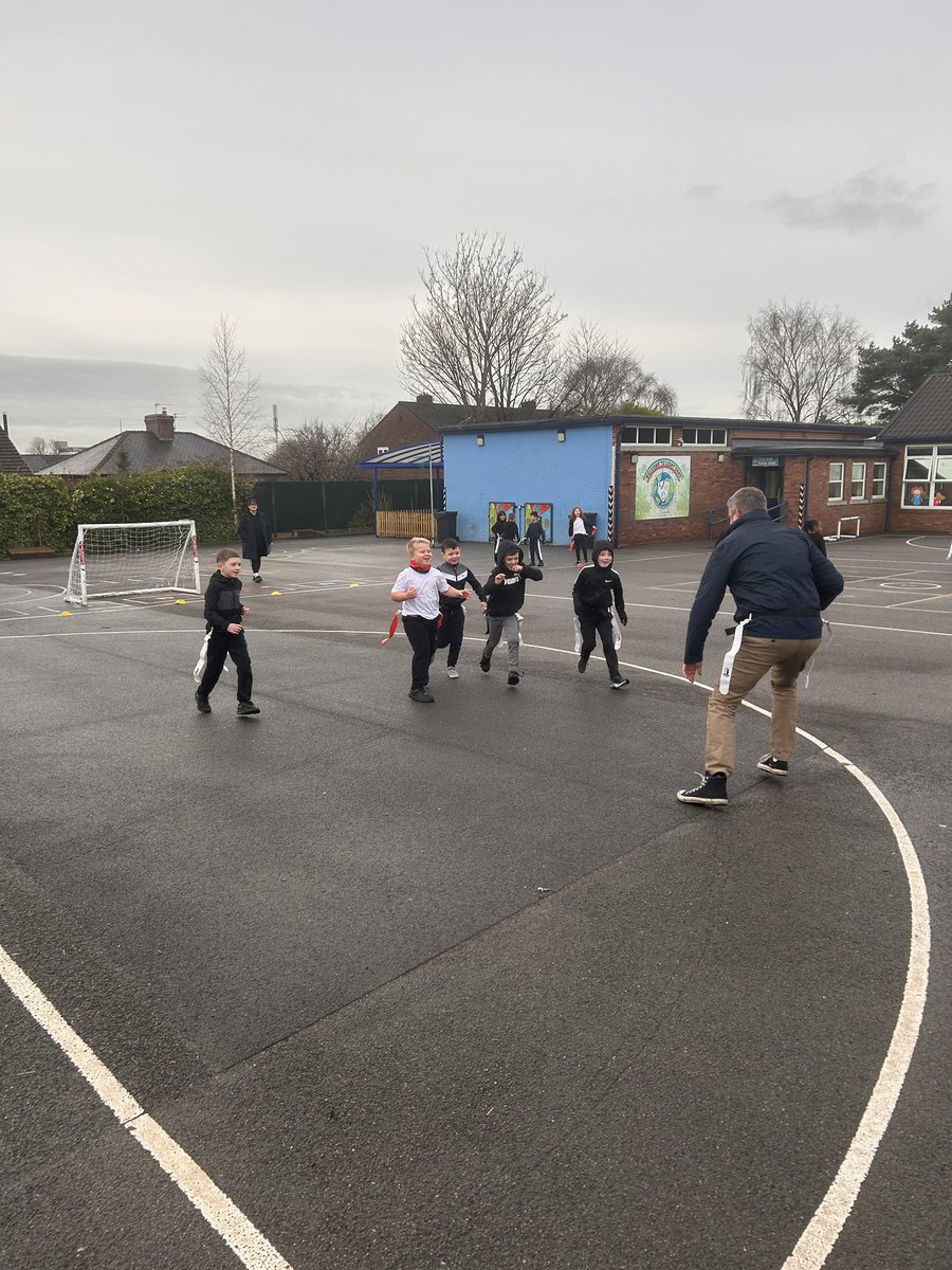 We love it when staff get involved in our lessons! It makes the kids EVEN MORE engaged in what’s going on, nothing better than pulling your teachers flag. Kudos to Mr Eaves <a href="/JuniorOaks/">Light Oaks Junior School</a> today!