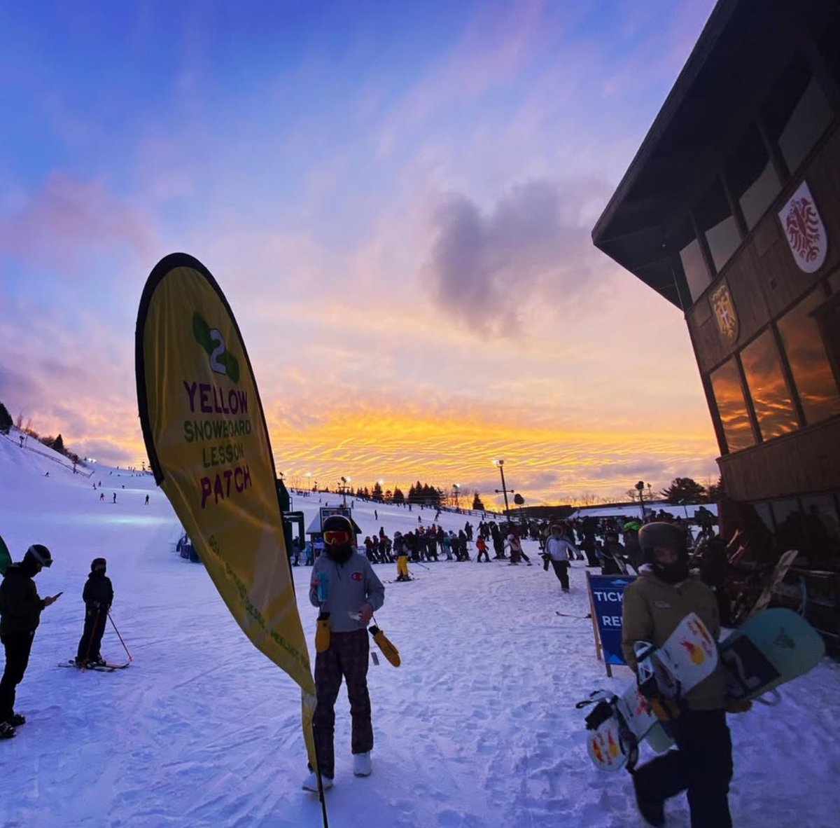 PineKnobSkiing's tweet photo. 🎿 Pine Knob’s Student Clubs Program offers affordable skiing & snowboarding for kids ages 7 to high school seniors. 🏂 Parents, join the fun w/ exclusive discounts!
Details: https://t.co/0lw0T2fjbj
#SkiPineKnob #GroupLessons #OaklandCounty #SkiLessons #SnowboardLessons https://t.co/cwq3mRI3eP