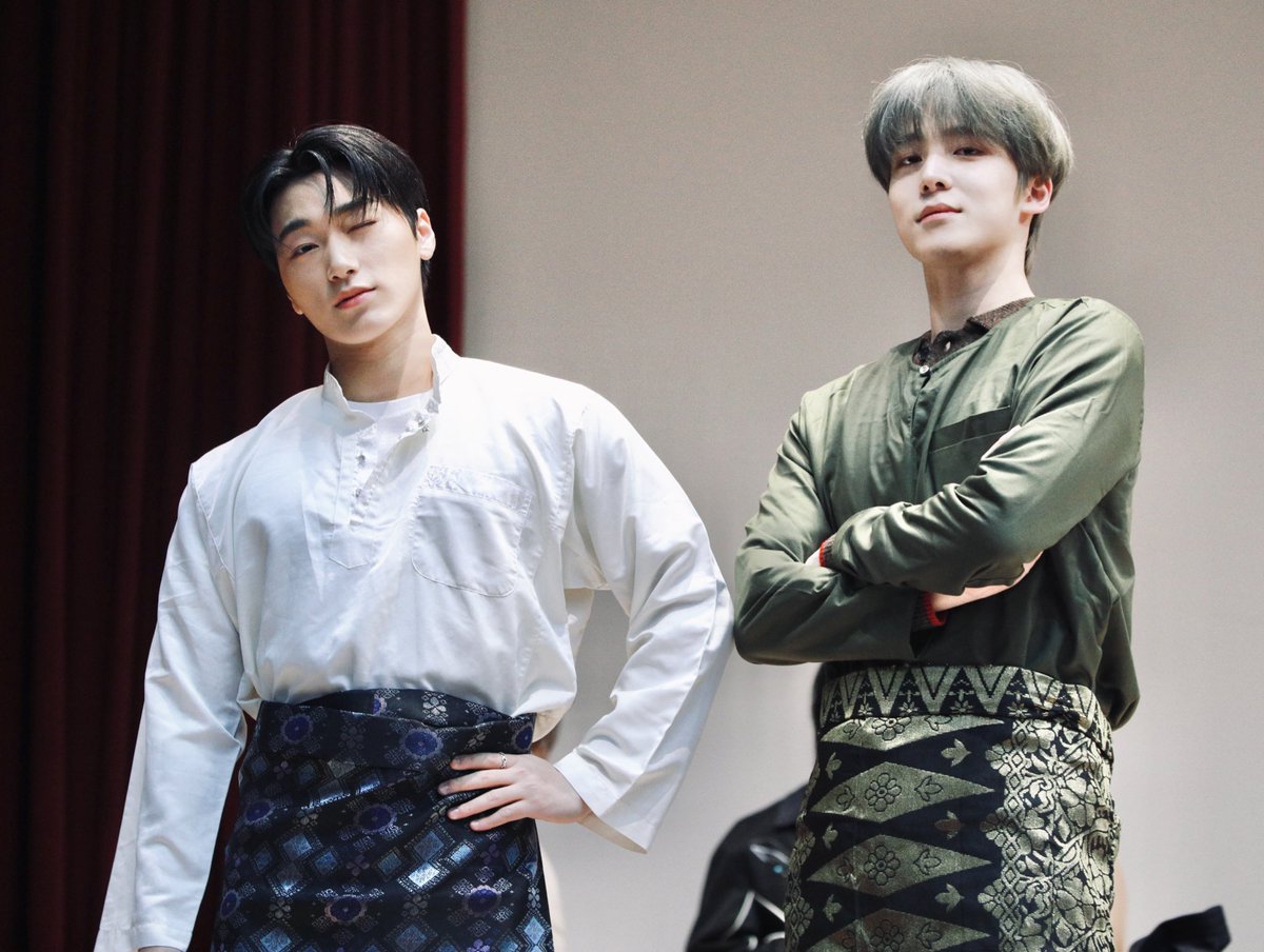 msiakpopfans's tweet photo. [📸] Ahli kumpulan #ATEEZ, #Hongjoong, #San dan #Yunho tampil segak bergaya mengenakan busana tradisional #Malaysia, Baju Melayu. 🇲🇾✨

Kredit: dowajuseyo0801 https://t.co/uZnJt1hfjE