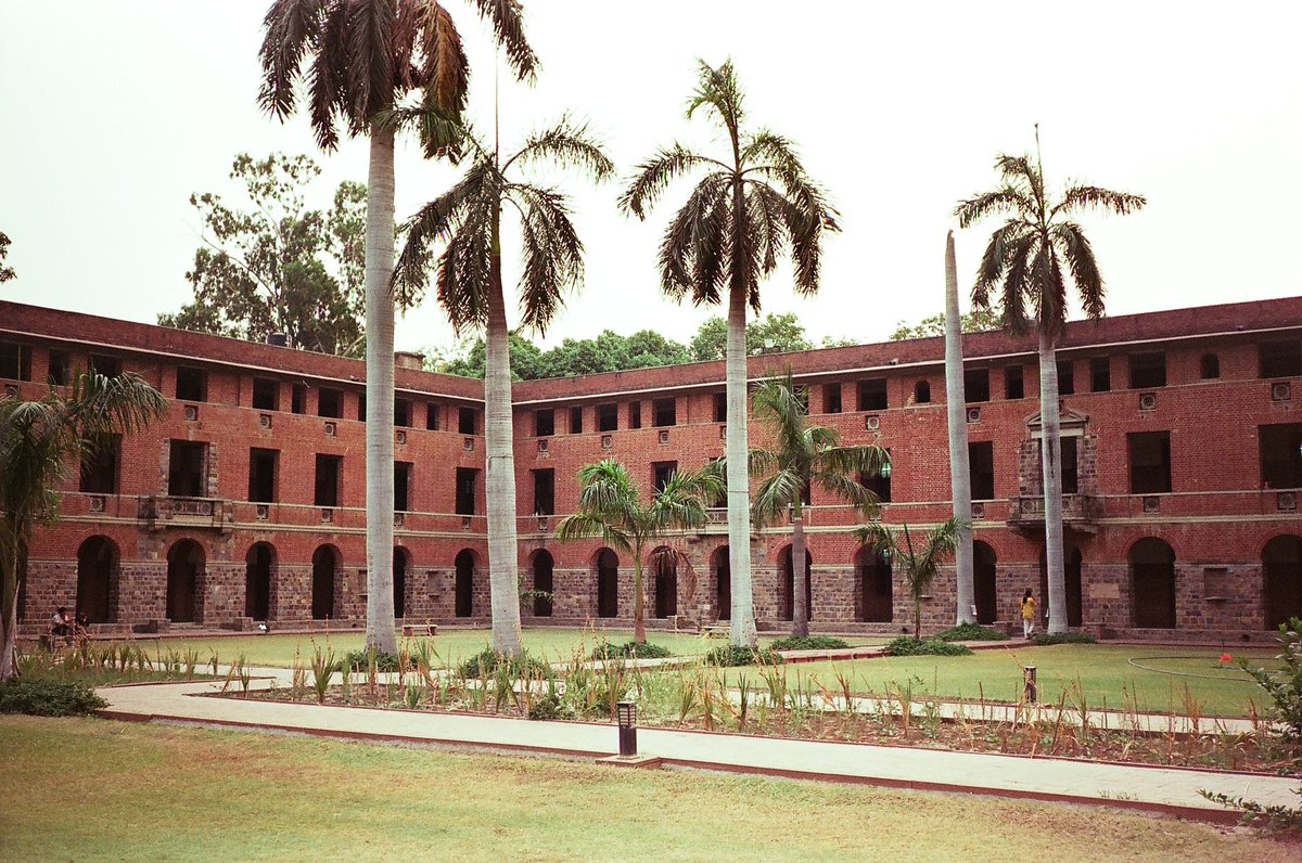 Srijasingh05's tweet photo. 3. Last few days of college https://t.co/SNXMebTA9v
