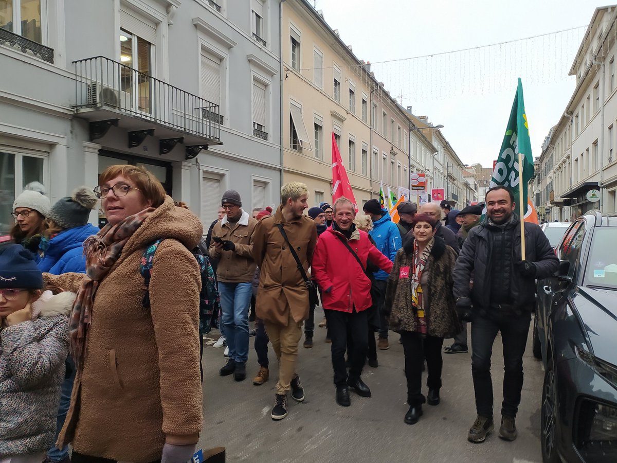 MulhouseCC's tweet photo. Belle mobilisation à #Mulhouse aujourd'hui ! 1000 personnes ont manifesté pour rappeler que les services publics sont le patrimoine de celles et ceux qui n'en ont pas. https://t.co/dcIDxsdg0c
