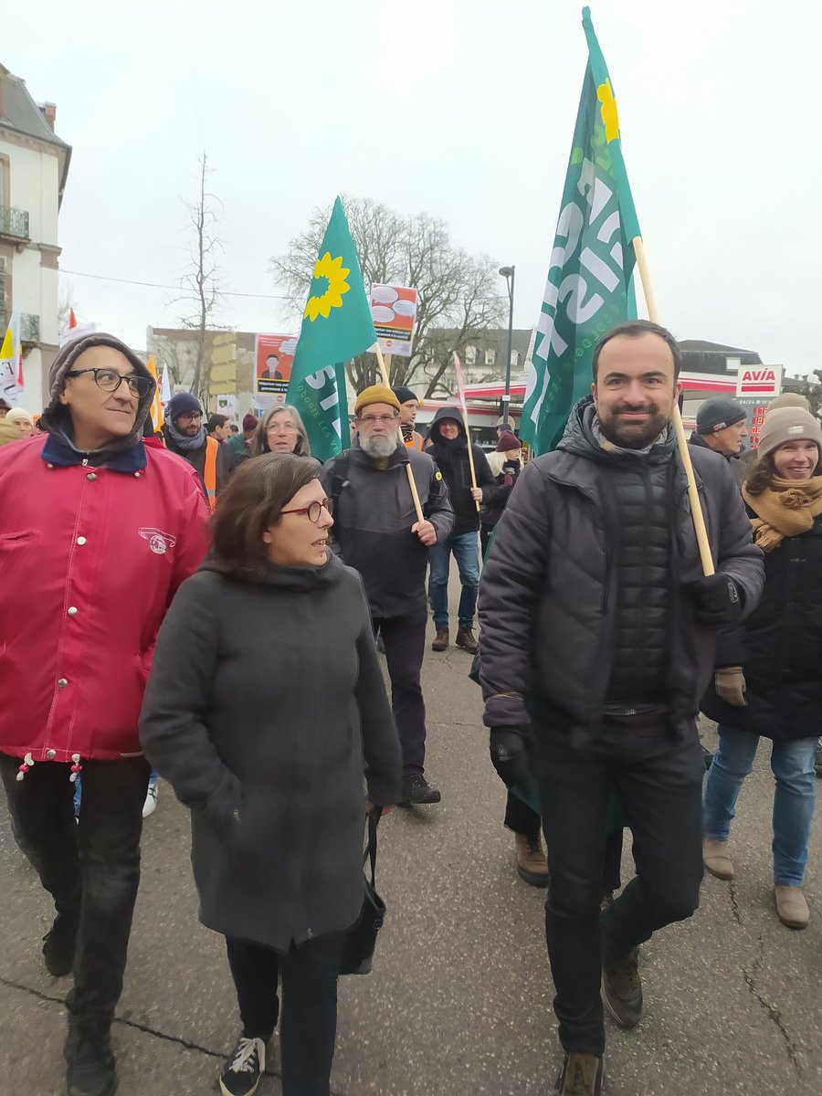 MulhouseCC's tweet photo. Belle mobilisation à #Mulhouse aujourd'hui ! 1000 personnes ont manifesté pour rappeler que les services publics sont le patrimoine de celles et ceux qui n'en ont pas. https://t.co/dcIDxsdg0c