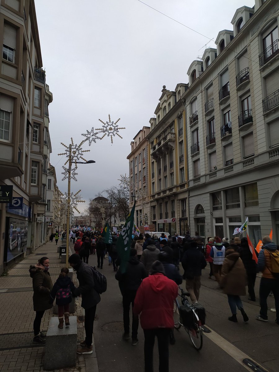Belle mobilisation à #Mulhouse aujourd'hui ! 1000 personnes ont manifesté pour rappeler que les services publics sont le patrimoine de celles et ceux qui n'en ont pas.