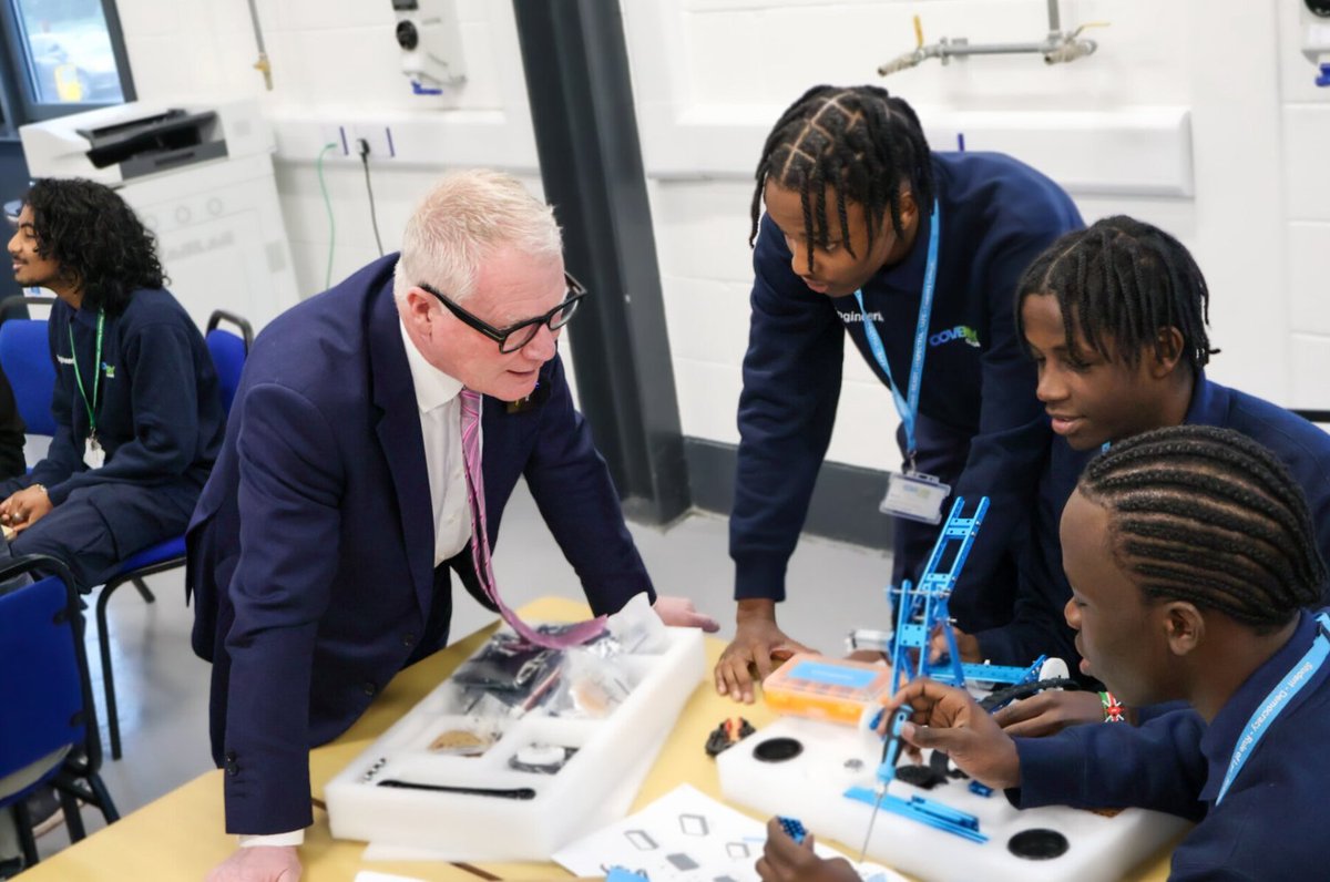 coventrycollege's tweet photo. Yesterday we were honoured to host the Mayor of the West Midlands, @RichParkerLab for a special visit to discuss future skills and green initiatives 💚
👉 https://t.co/FV7dLl2lk0
#MakeItCoventryCollege #WestMidlands #GreenSkills #SkillsOfTheFuture #LSIF #SkillsWMW @WMColleges https://t.co/s2kI6belSA