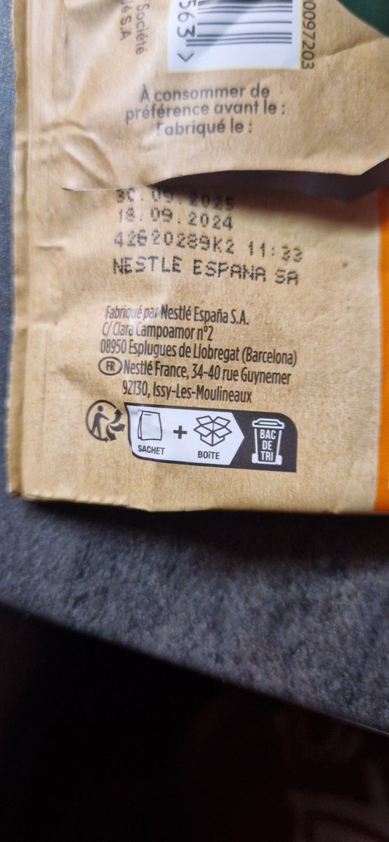 PsYssKO's tweet photo. Bonjour, @DolceGustoFr.
Reçu ce matin, la Neo. Car tout ce plastique c'est pas bien.
Et là surprise, le paquet de dosettes Neo est en plastique et du carton à l'intérieur. Pourquoi 2x emballage et pourquoi en plastique ?
De plus le carton ne se composte pas ? L'encre peut-être ? https://t.co/ib8493GTZw