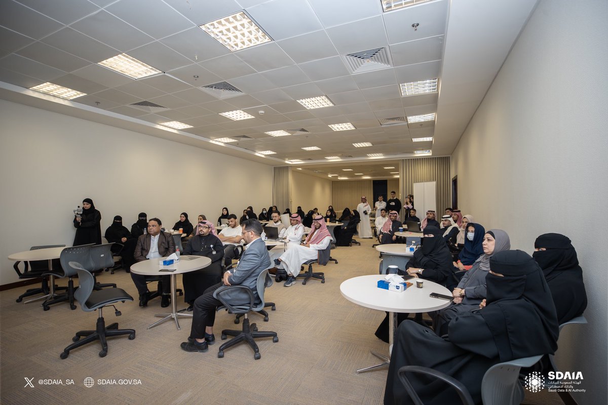 SDAIA_SA's tweet photo. طلاب وطالبات جامعة المعرفة يشاركون في تجربة ثرية ضمن مسابقة #أذكى_U، وسط أجواء تنافسية مفعمة بروح الإلهام والإبداع.
#سدايا https://t.co/d0FdQMNx8b