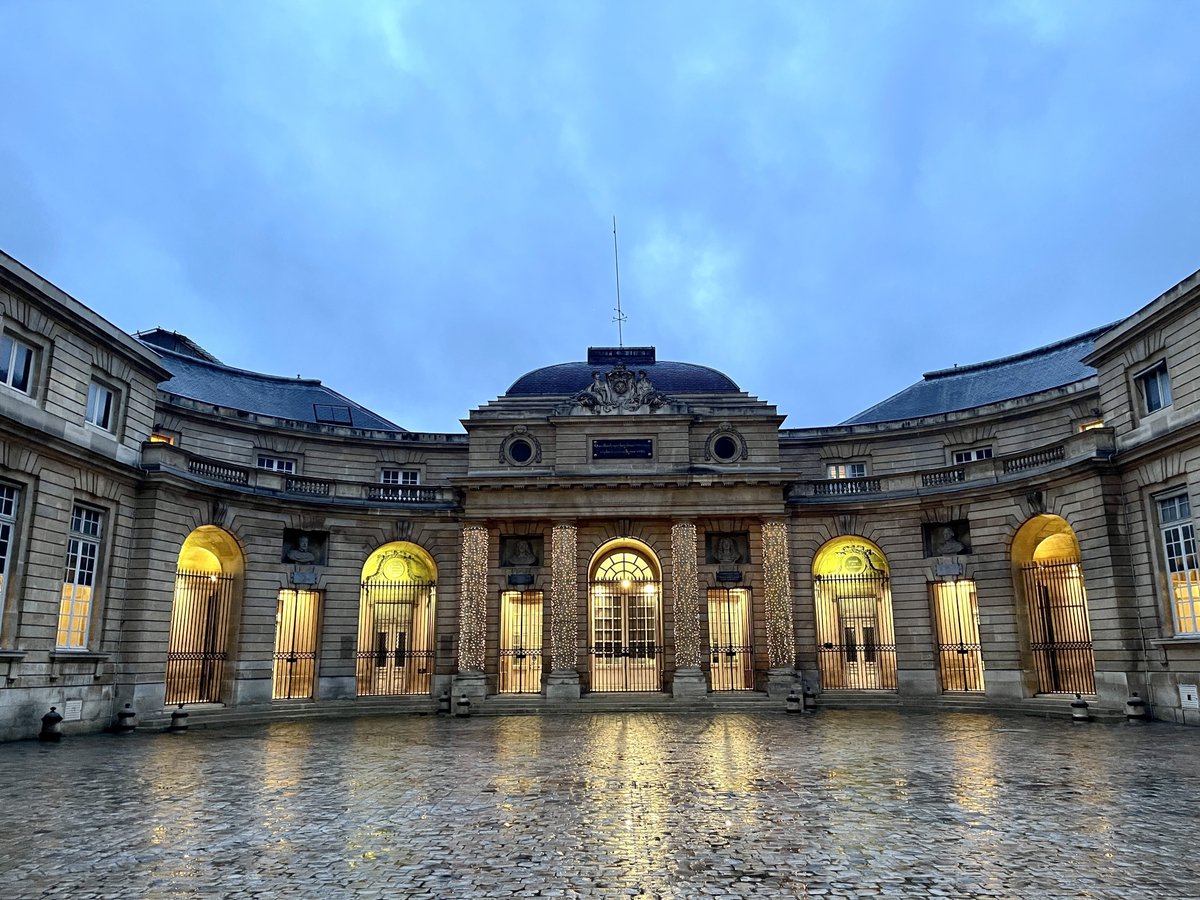MonnaieDeParis's tweet image. La magie des fêtes de fin d’année s’invite à la @MonnaieDeParis 🌟🎄 Venez découvrir le site illuminé de mille feux !

#MonnaieDeParis #TeamArchi